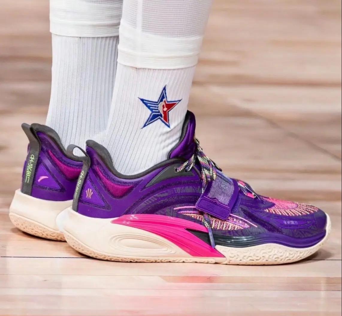 球员球鞋对比：谁穿的最贵？的简单介绍