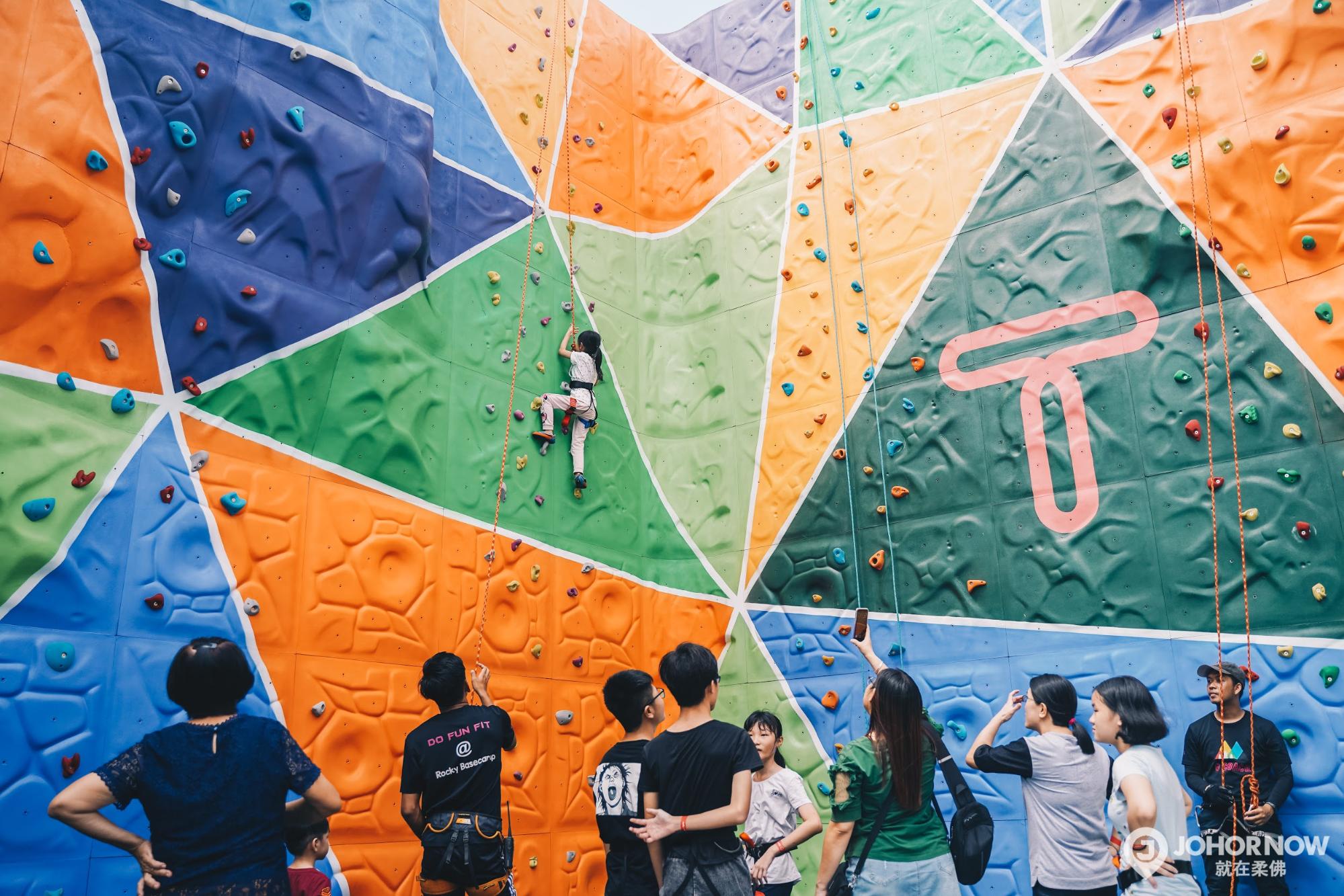 九游体育登录-中小学体育课创新：攀岩、滑板进入课程表