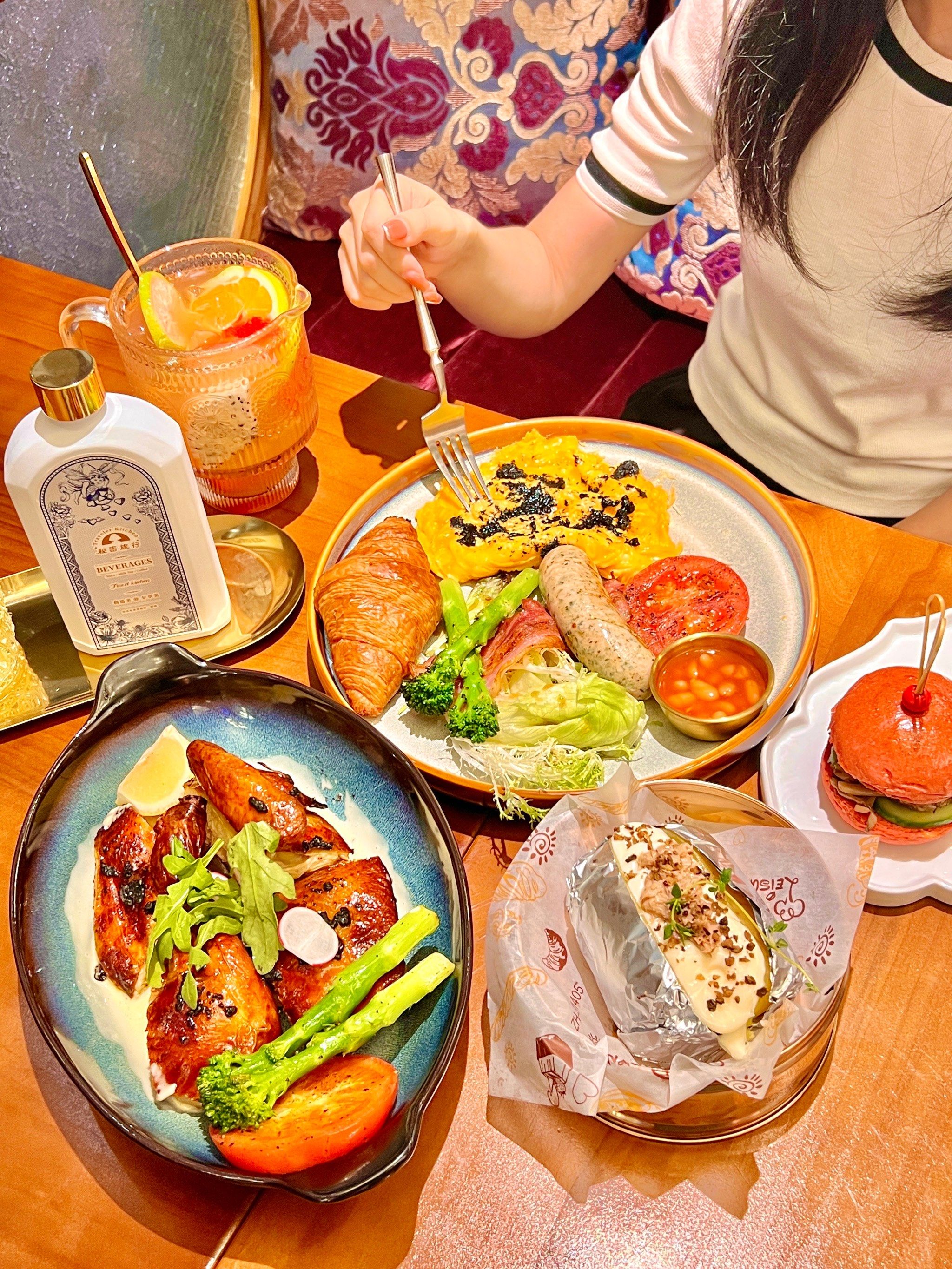 九游体育登录-体育主题餐厅走红，边吃边看成新时尚的简单介绍