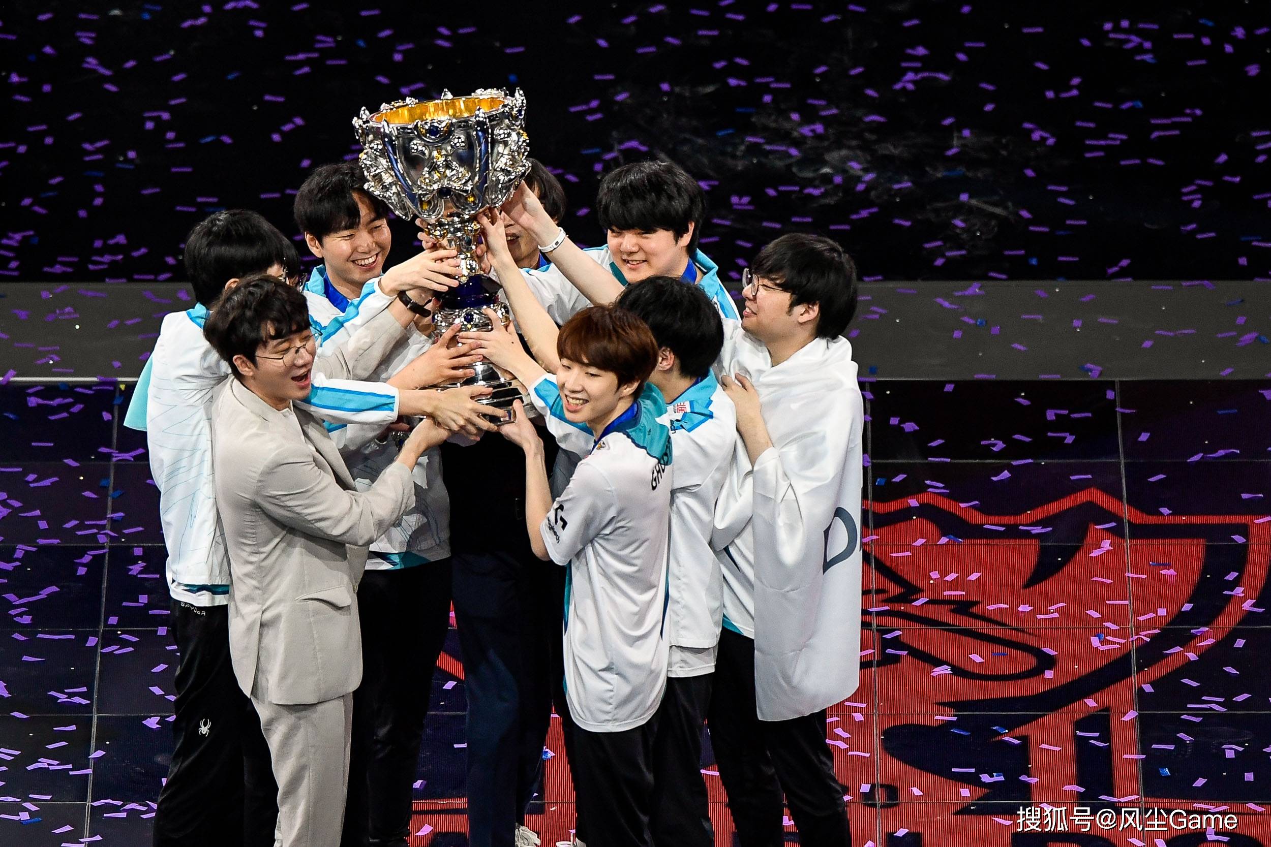 英雄联盟S赛即将开打，LPL战队集体冲冠